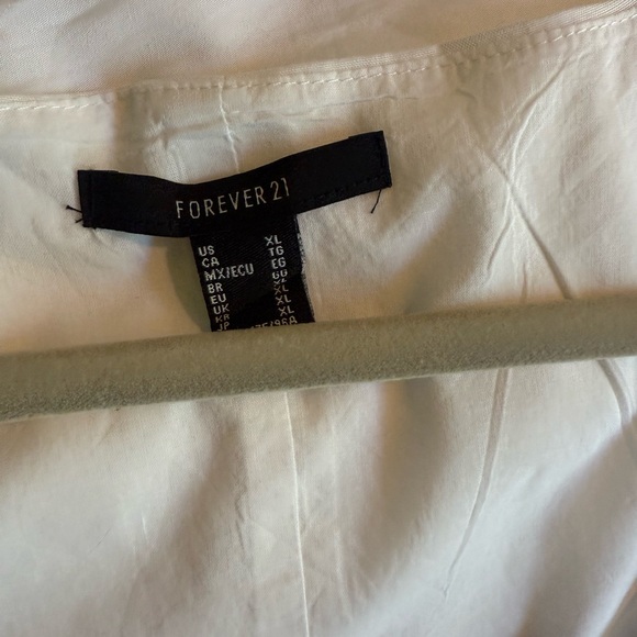 Notched Button-Up Crop Top - Picture 4 of 4